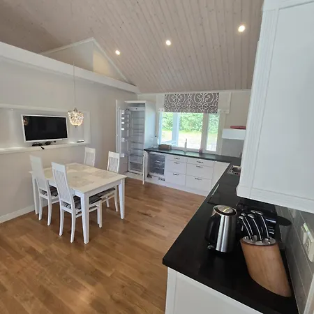 Revontulet Zohar Hazfoni Luxury Kyyvesi Villa