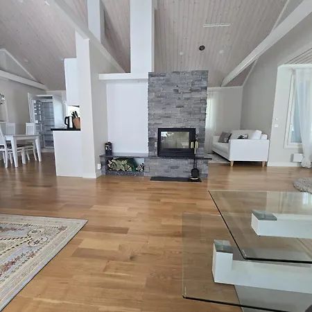 Revontulet Zohar Hazfoni Luxury Kyyvesi Villa
